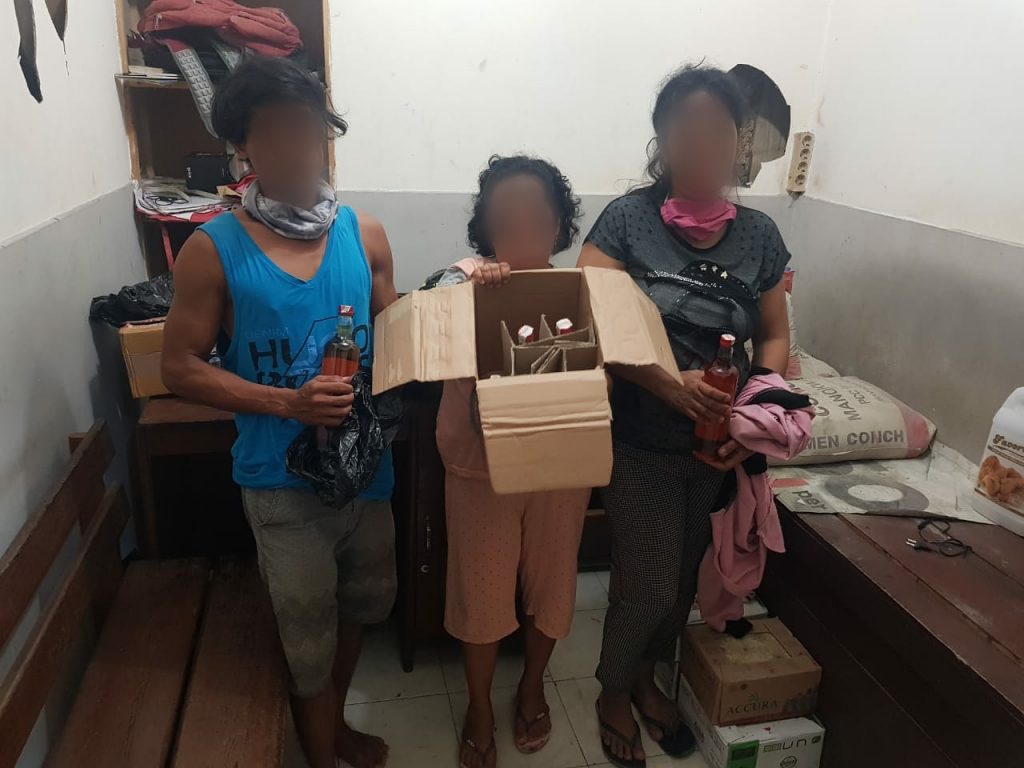 Jual Miras Ilegal Di Saat Corona Melanda, Dua IRT Dan Seorang Pria Ditangkap Polisi