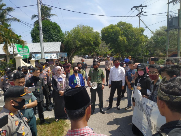 Mahasiswa Demo PN Bengkalis, Kecewa Putusan Bebas Kasus Ilegal Fishing