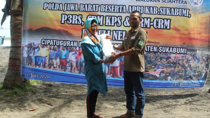 Polda Jabar Berikan Bantuan Paket Alat Jaring Kepada Nelayan Pelabuhan Ratu Sukabumi