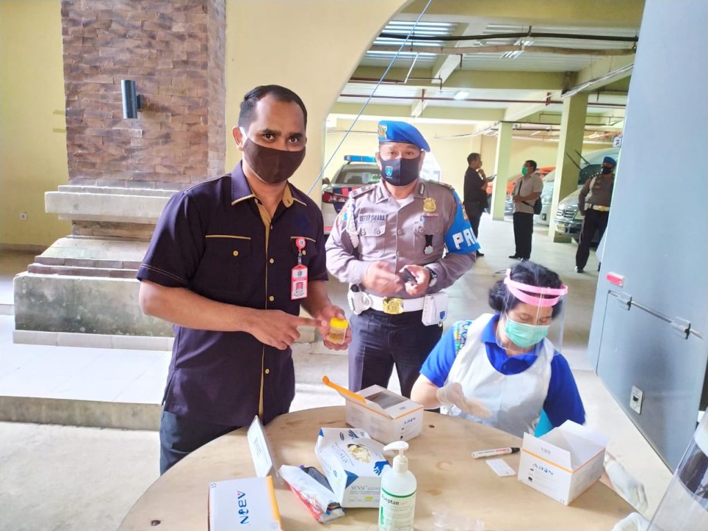 Direktorat Reserse Narkoba Polda Bali Cek Urine Semua Anggota Staf  Maupun Opsnal