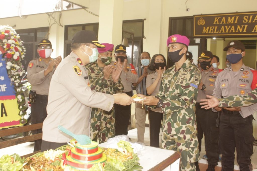 Tingkatkan Sinergitas TNI – Polri, Yonif 4 Marinir Berikan Ucapan Selamat HUT Bayangkara Yang Ke-74 Ke Polsek Tebet