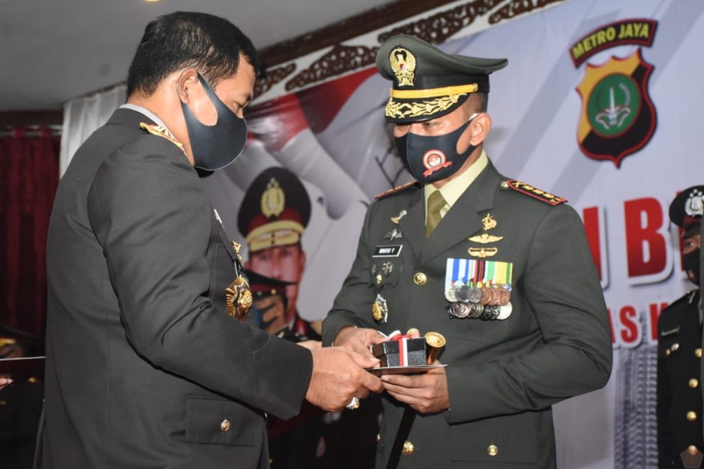Kapolda Metro Jaya Irjen Pol Nana Sujana Berikan  penghargaan kepada Dandim 0501/ Jakarta Pusat Kolonel Inf Wahyu Yudhayana