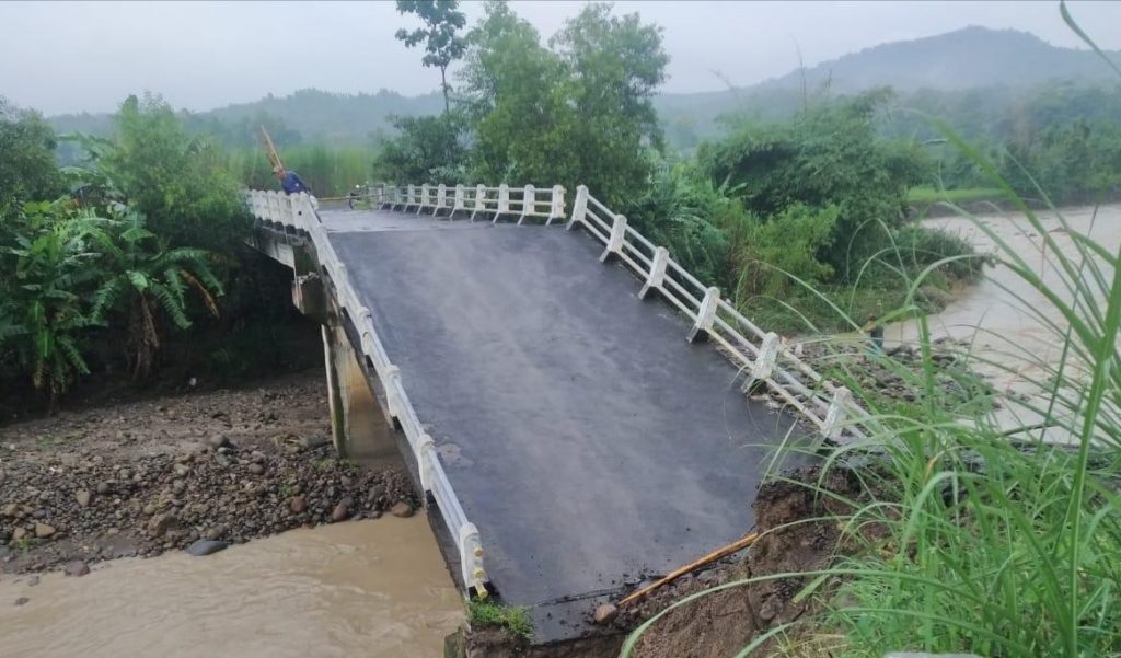 Jembatan Lojikaum-Kalimati Penghubung Kabupaten Cirebon dan Kuningan Roboh Dihantam Banjir