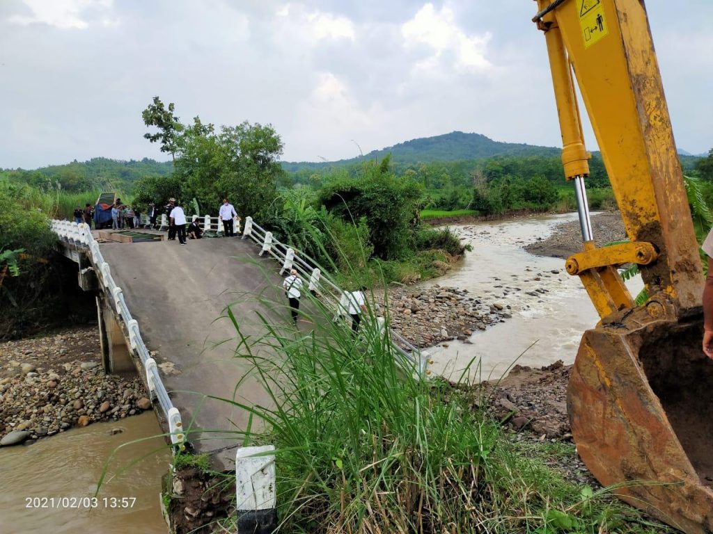 Ambruknya Jembatan Kalimati Terungkap ” Ternyata Ini Penyebabnya ? ?
