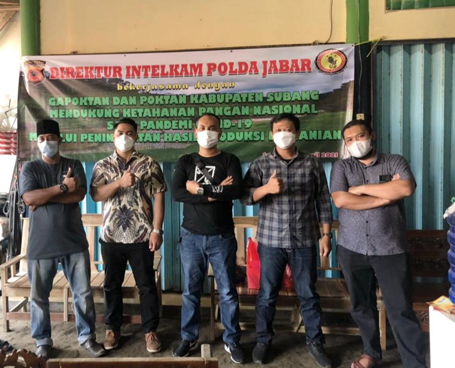 DALAM RANGKA MENDUKUNG KETAHANAN PANGAN NASIONAL DITENGAH PANDEMI COVID-19 DIREKTUR INTELKAM POLDA JABAR MEMBERIKAN BANTUAN KEPADA PARA PETANI DI WILAYAH KABUPATEN SUBANG