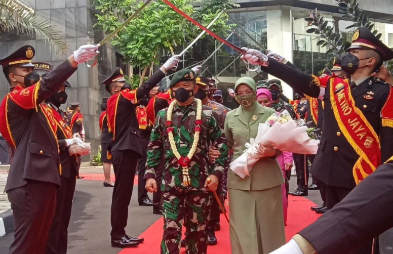 Kapolda Metro Jaya Beri Penghormatan Kepada Mayjen TNI Dudung Abdurachman Jadi Pangkostrad
