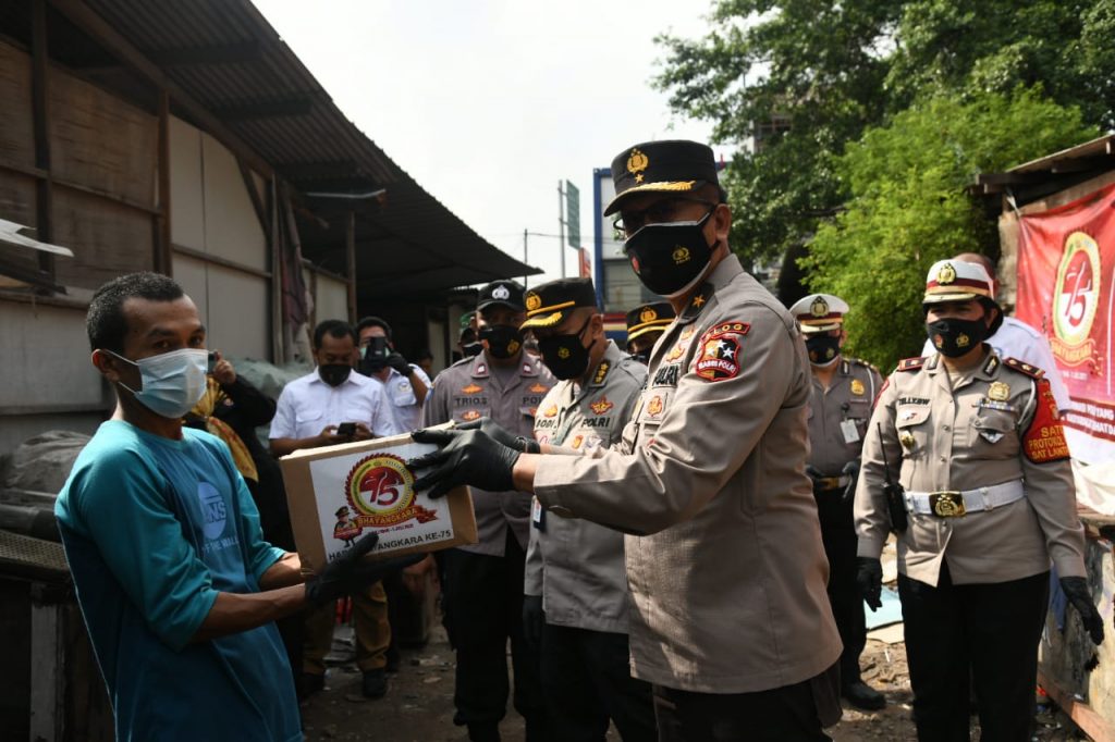 Komunitas Pemulung di Pulogadung Terima Bansos di HUT Bhayangkara : Mudah-mudahan Berkelanjutan