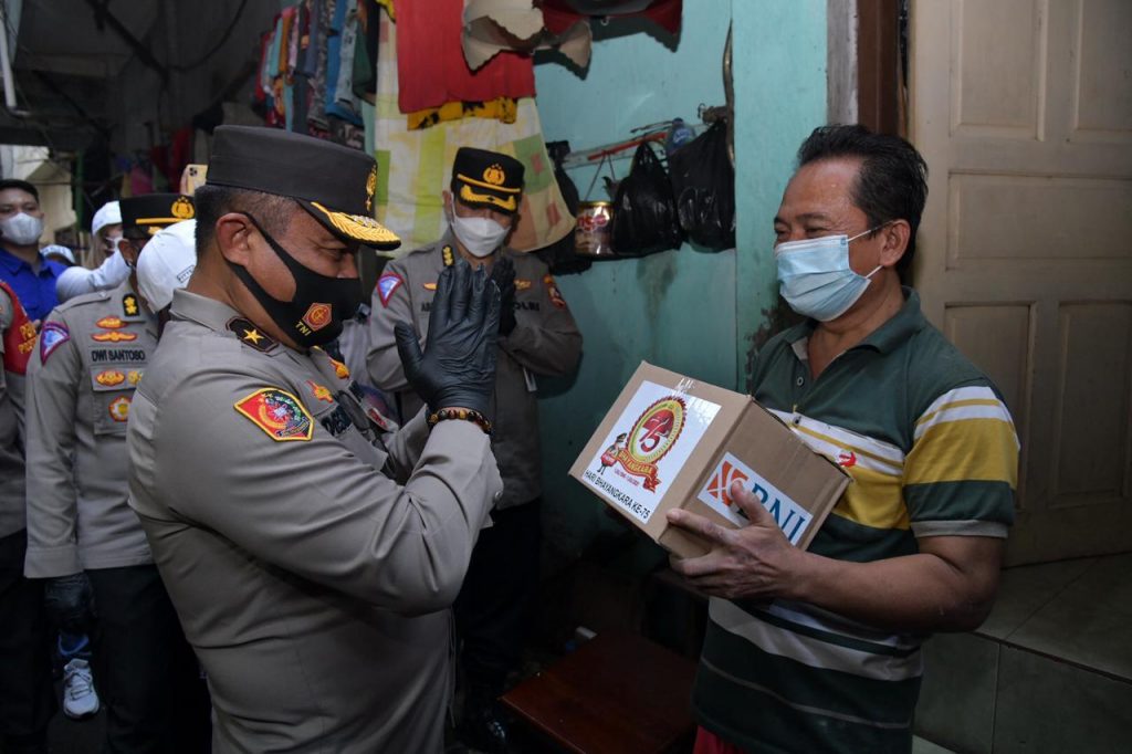 Pedagang Kaki Lima di Tambora Terima Sembako Dari Polri di HUT Bhayangkara ke-75