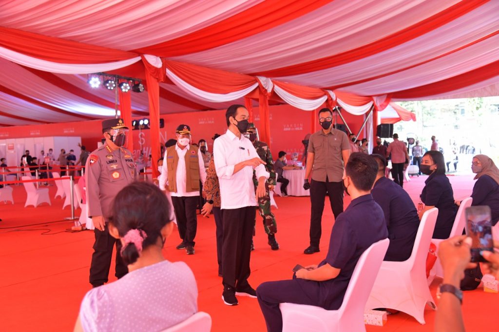 Jokowi Tinjau Vaksinasi Massal di Lapangan Bhayangkara Mabes Polri
