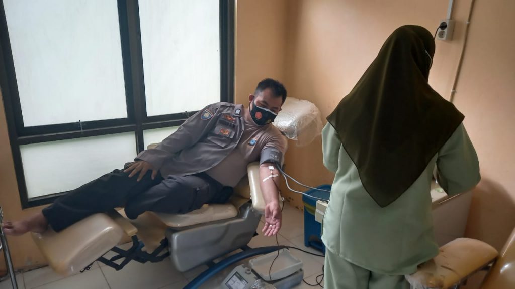 Bocah Yang Dibacok Ibunya Sendiri Kekurangan Darah, Dua Polisi Donorkan Darahnya
