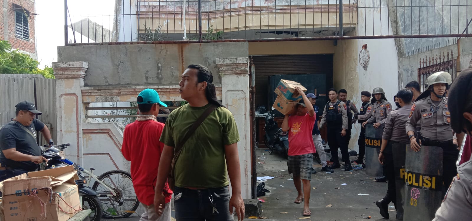 Rumahnya di Eksekusi Juru Sita PN Surabaya, Pemilik Menangis Histeris