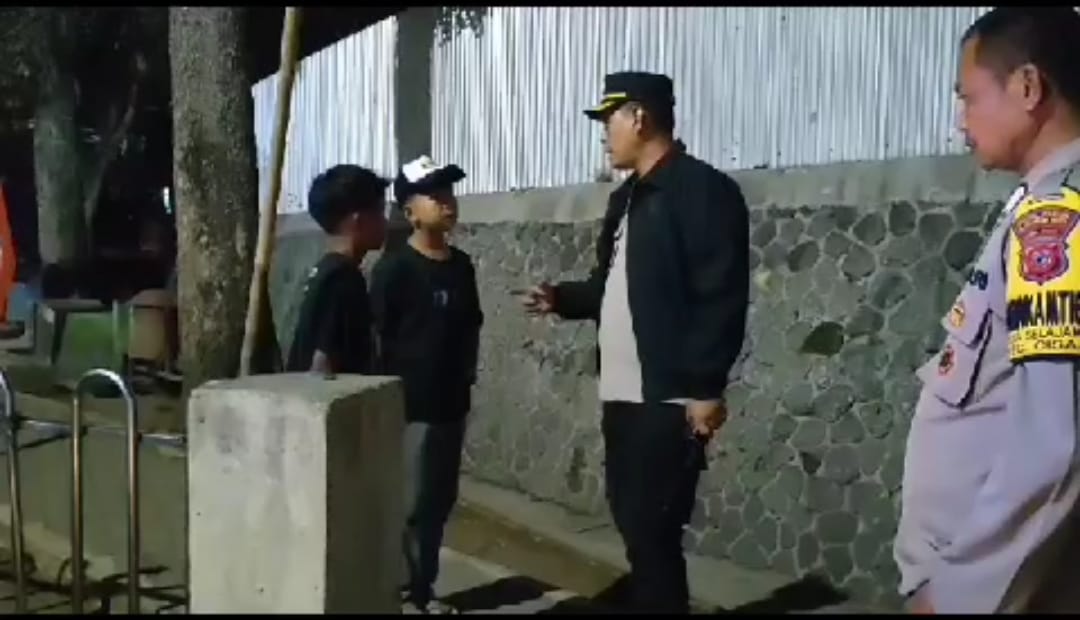 Giat Patroli KRYD Malam Minggu Polsek Cisaat Mengantarkan Perempuan Warga Panggeleseran Giat Patroli KRYD Malam Minggu Polsek Cisaat Mengantarkan Perempuan Warga Panggeleseran