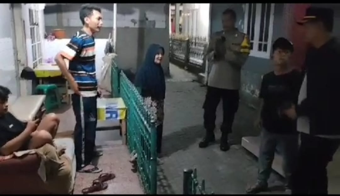 Giat Patroli KRYD Malam Minggu Polsek Cisaat Mengantarkan Perempuan Warga Panggeleseran