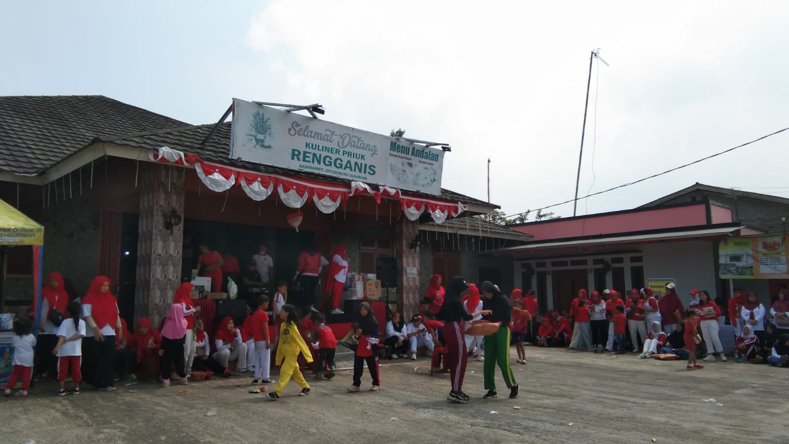 Semarak HUT RI Ke 78 Warga Kadudampit Gelar Jalan Santai Dan Senam Sehat Merebutkan Hadiah Menarik