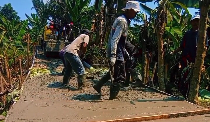 Desa Cibanteng Alokasikan Anggaran Samisade untuk Pembangunan Betonisasi Jalan Desa