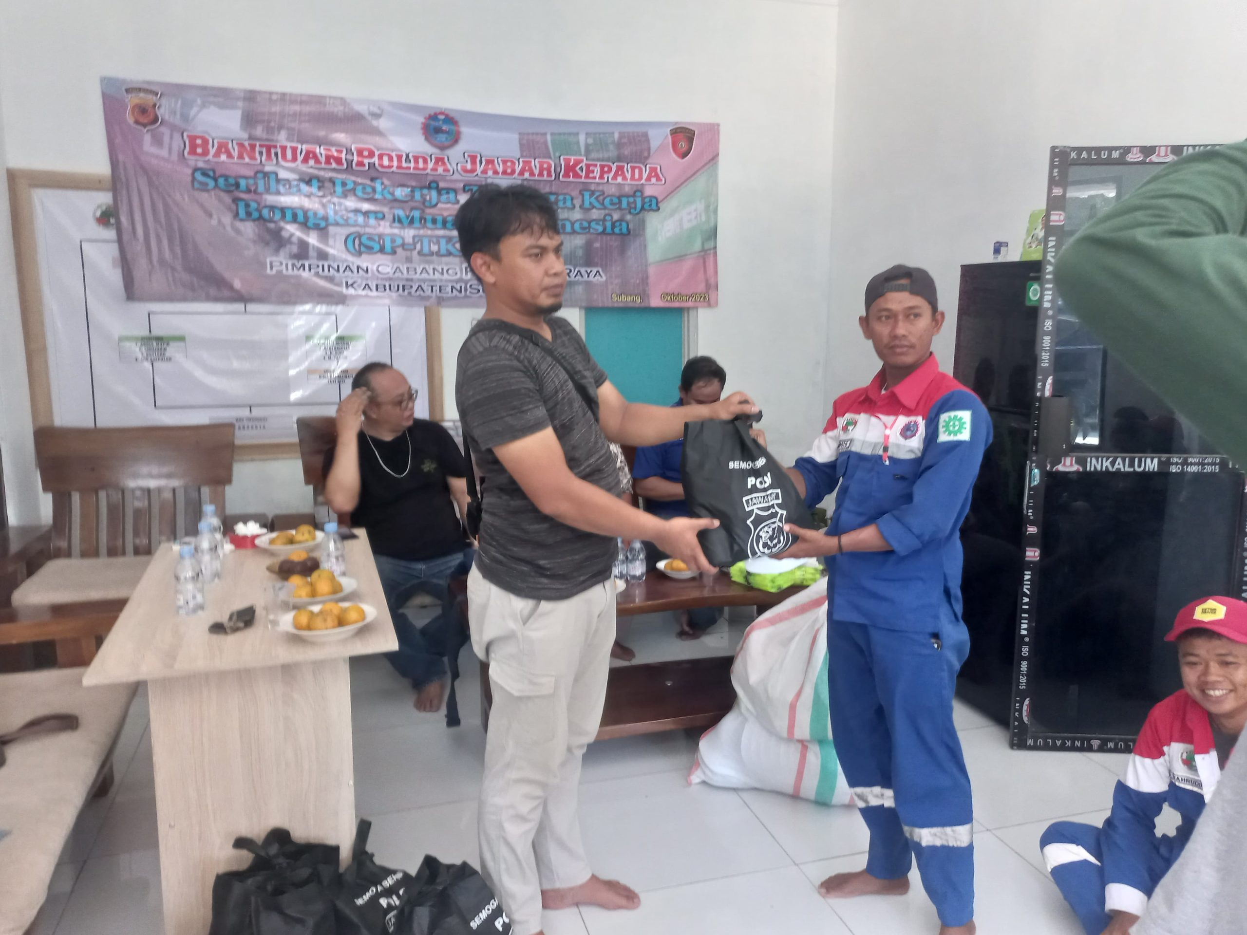 Polda Jabar Berikan Bantuan KepadaSerikatPekerjaTenaga Kerja Bongkar Muat Indonesia(SP-TKBMI) Polda Jabar Berikan Bantuan KepadaSerikatPekerjaTenaga Kerja Bongkar Muat Indonesia(SP-TKBMI)