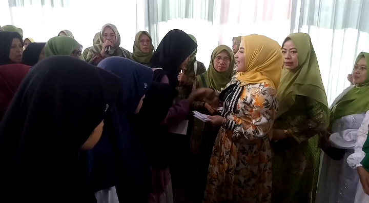 Peringatan Isra Mi'raj yang Digelar oleh Muslimat NU PAC Leuwiliang berikan Santunan Peringatan Isra Mi'raj yang Digelar oleh Muslimat NU PAC Leuwiliang berikan Santunan