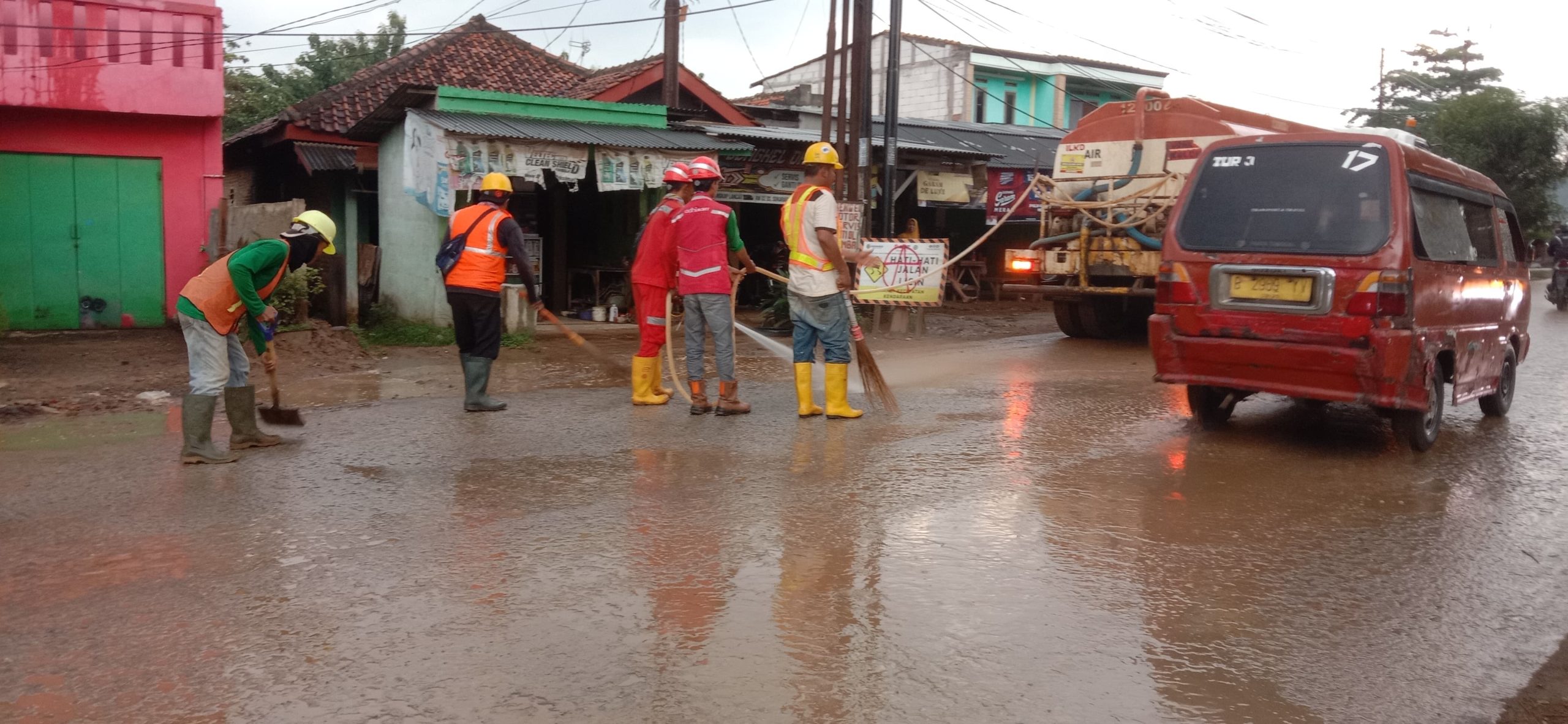 Menggunakan Truk Tangki Air yang Dilengkapi Dengan Sistem Penyemprotan yang Efisien, PT. Adhi Ascet KSO Pembersihan Jalan Rutin