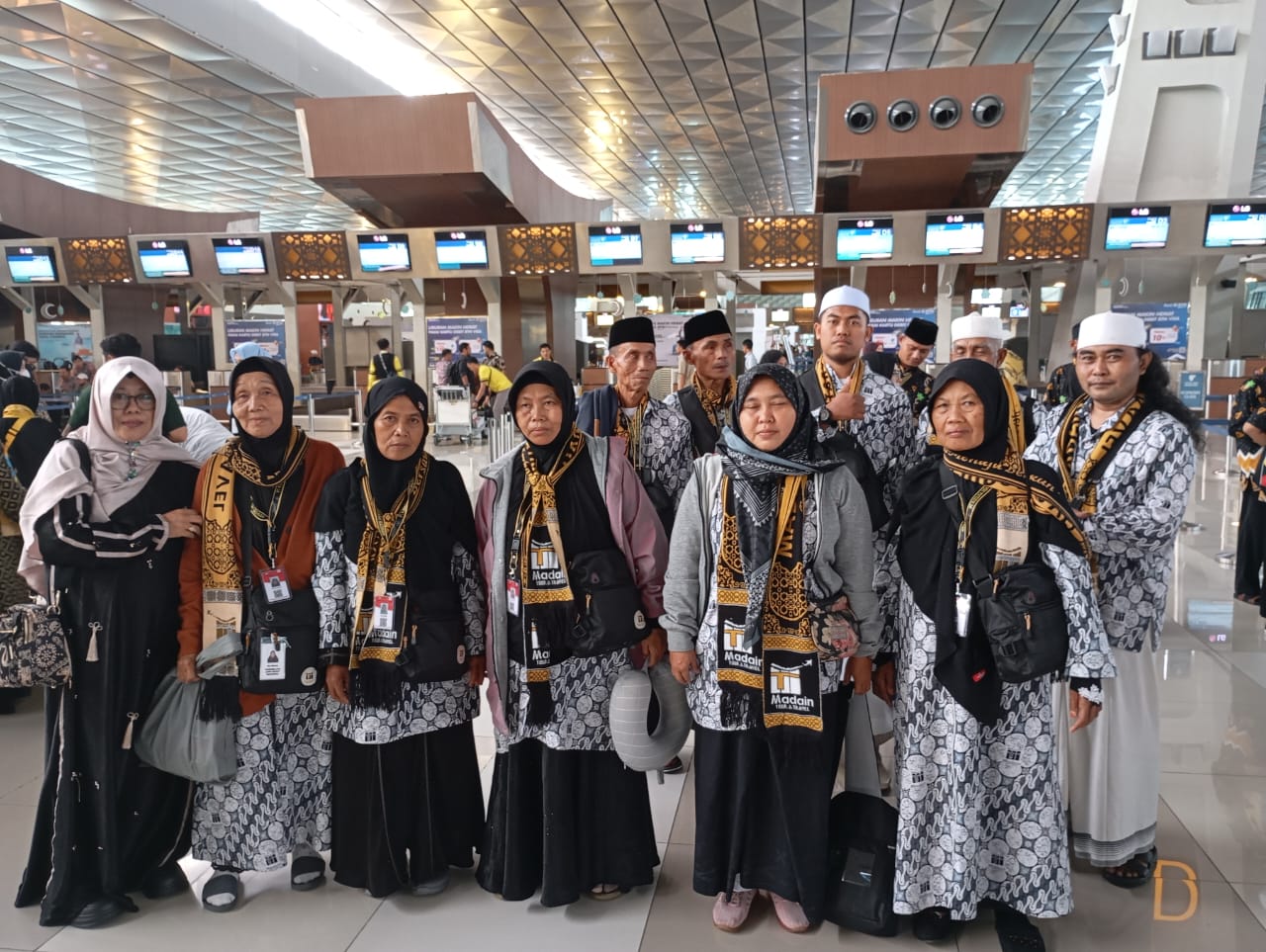 Sempat Tertunda, Madain Tour And Travel Akhirnya bisa Memberangkatkan 12 Jemaahnya Sempat Tertunda, Madain Tour And Travel Akhirnya bisa Memberangkatkan 12 Jemaahnya