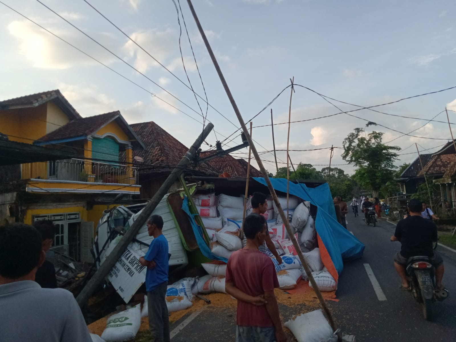 Akibat Sopir Mengantuk, Truk Bermuatan Jagung Terguling Setelah Menabrak Satu Rumah Akibat Sopir Mengantuk, Truk Bermuatan Jagung Terguling Setelah Menabrak Satu Rumah