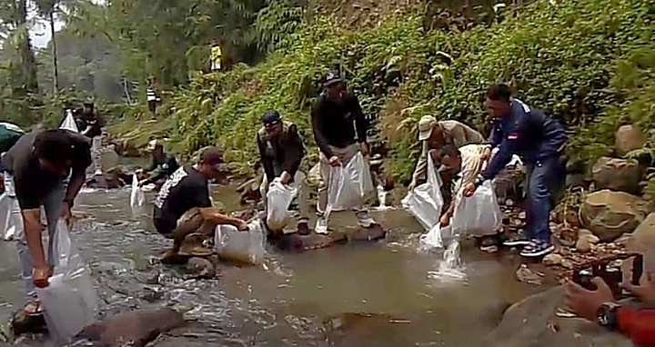 Peduli Lingkungan, Pemdes Purwabakti Gelar Kegiatan Tabur Benih Ikan