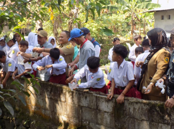 Pemdes Ciasmara Gandeng Pelajar dalam Aksi Tebar Benih Ikan, Serukan Jaga Ekosistem