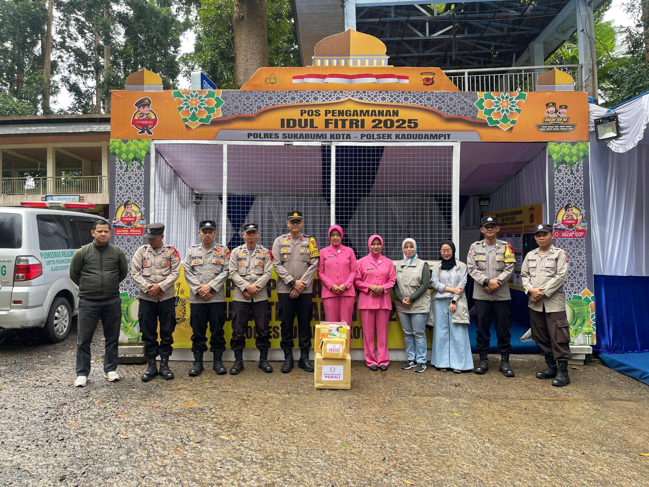 Bhayangkari Ranting Kadudampit Salurkan Bantuan ke Petugas Pospam Wisata Situgunung