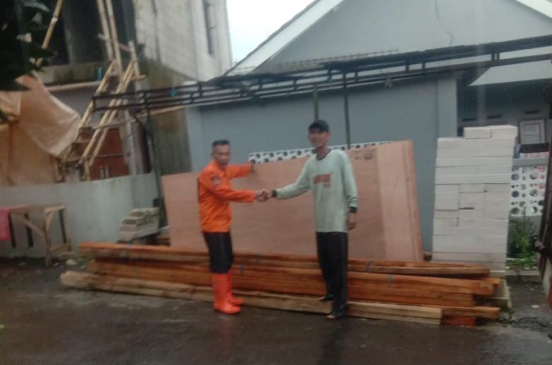 P2BK BPBD Kecamatan Kadudampit Salurkan Bantuan Bahan Bangunan Kepada Masyarakat Kecamatan Kadudampit P2BK BPBD Kecamatan Kadudampit Salurkan Bantuan Bahan Bangunan Kepada Masyarakat Kecamatan Kadudampit