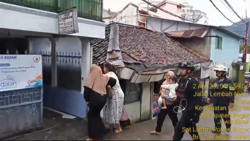 Polisi Kawal Ibu Hamil di Jalur Puncak, Lahirkan Bayi Sehat Tepat Waktu Polisi Kawal Ibu Hamil di Jalur Puncak, Lahirkan Bayi Sehat Tepat Waktu
