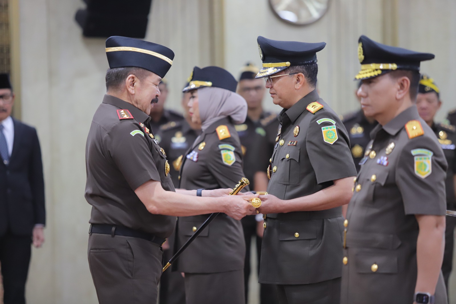 Lantik 6 Kepala Kejaksaan Tinggi, Jaksa Agung Ajak Jajaran Turut Jaga Kepercayaan Publik dengan Sikap Integritas Lantik 6 Kepala Kejaksaan Tinggi, Jaksa Agung Ajak Jajaran Turut Jaga Kepercayaan Publik dengan Sikap Integritas