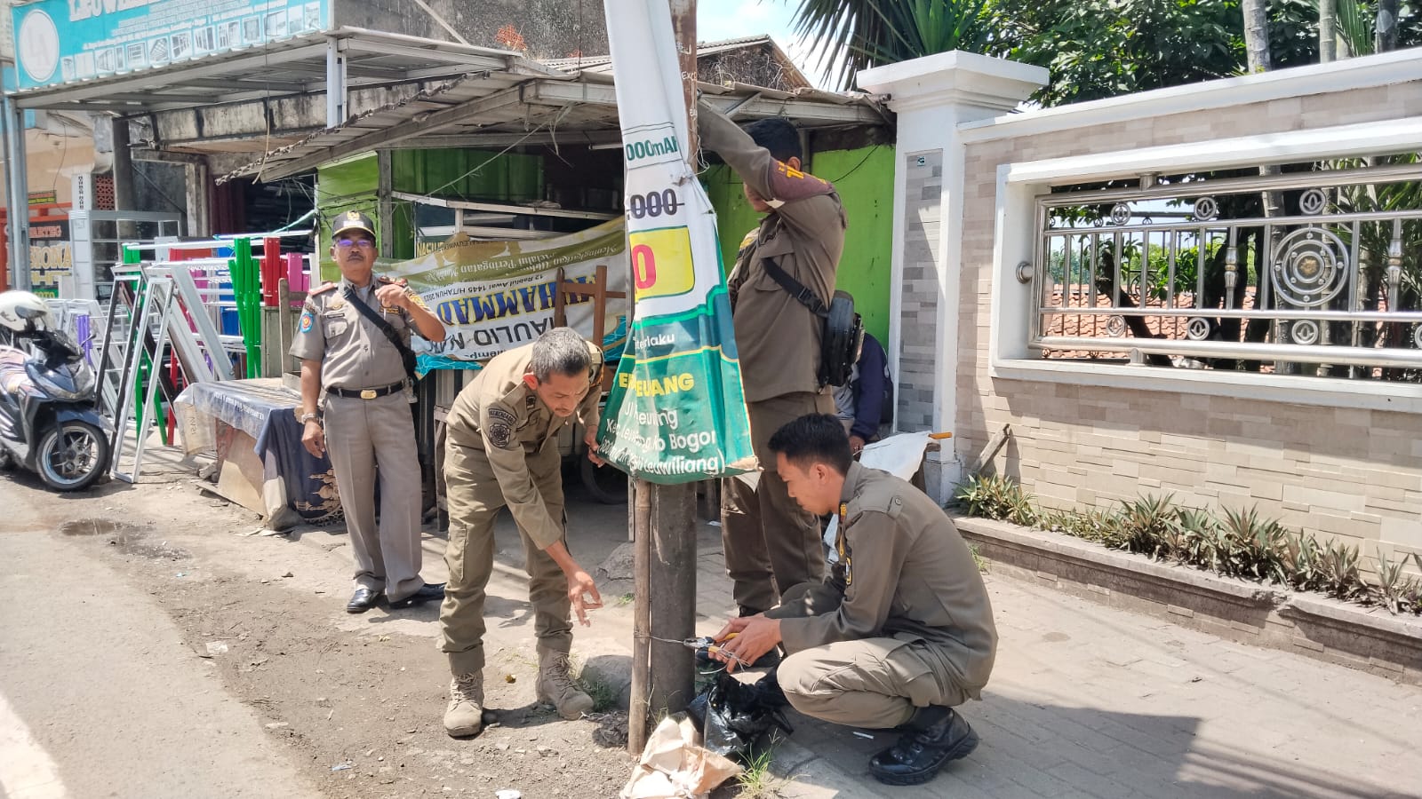 Satpol PP Kecamatan Leuwiliang Tertibkan Sejumlah Spanduk yang Habis Masa Ijinnya