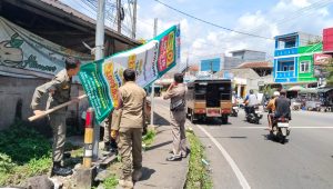 Satpol PP Kecamatan Leuwiliang Tertibkan Sejumlah Spanduk yang Habis Masa Ijinnya
