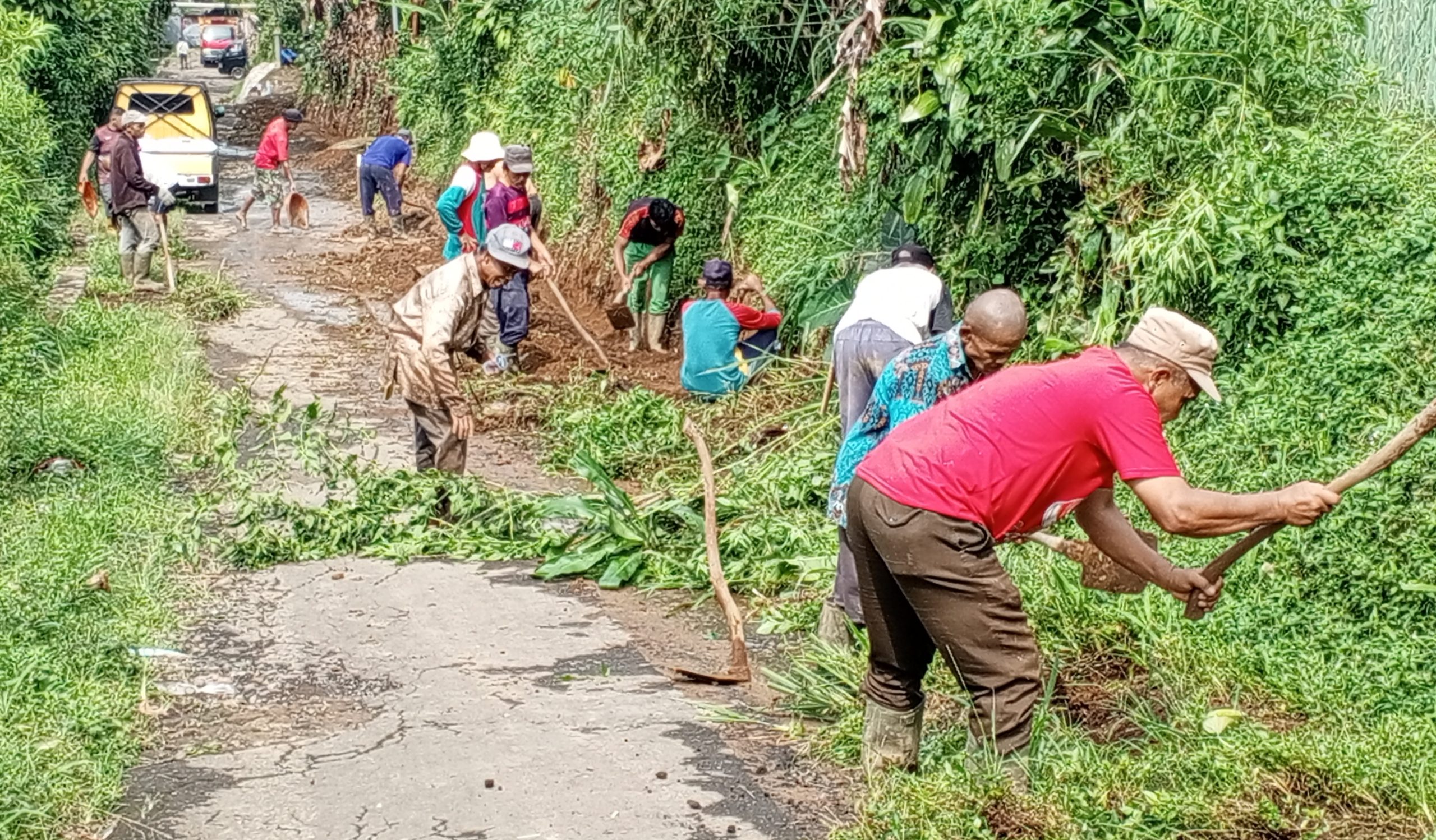 Giat Jum'at Bersih Warga Gede Pangrango Persiapkan Drainase Antisipasi Musim Hujan Giat Jum'at Bersih Warga Gede Pangrango Persiapkan Drainase Antisipasi Musim Hujan