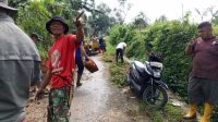 Giat Jum'at Bersih Warga Gede Pangrango Persiapkan Drainase Antisipasi Musim Hujan