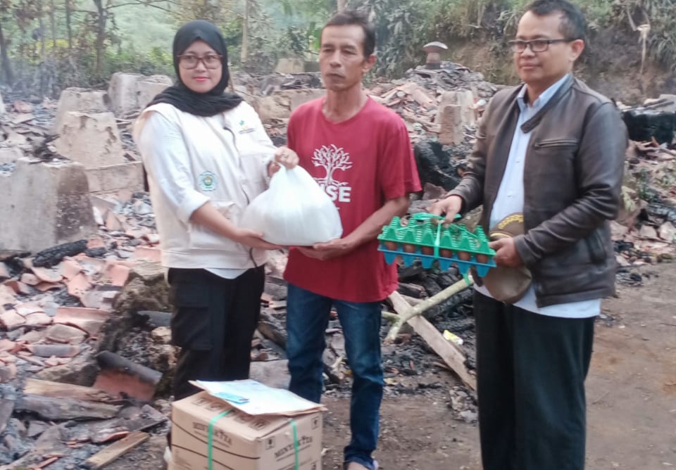 PSM Kecamatan Kadudampit Berikan Bantuan Sembako Kepada Korban Musibah Kebakaran PSM Kecamatan Kadudampit Berikan Bantuan Sembako Kepada Korban Musibah Kebakaran