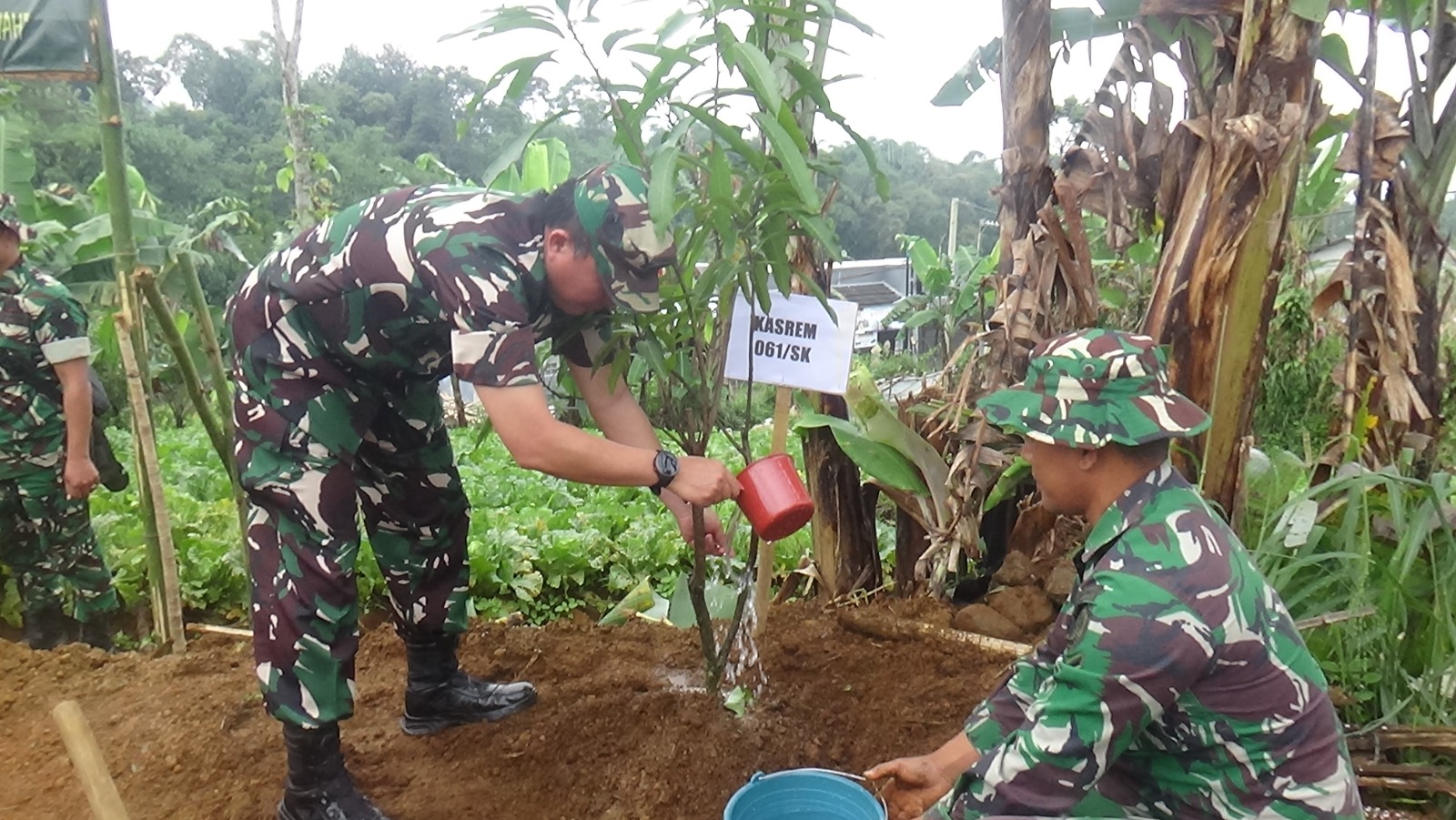 Waaster Panglima TNI Lakukan Penanaman Pohon di Lokasi TMMD ke-124 Kodim 0607/Kota Sukabumi