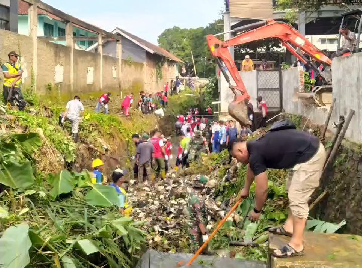 Pemdes Leuwimekar dan Katar Gelar Kerja Bakti Bersihkan Aliran Sungai Cisawo