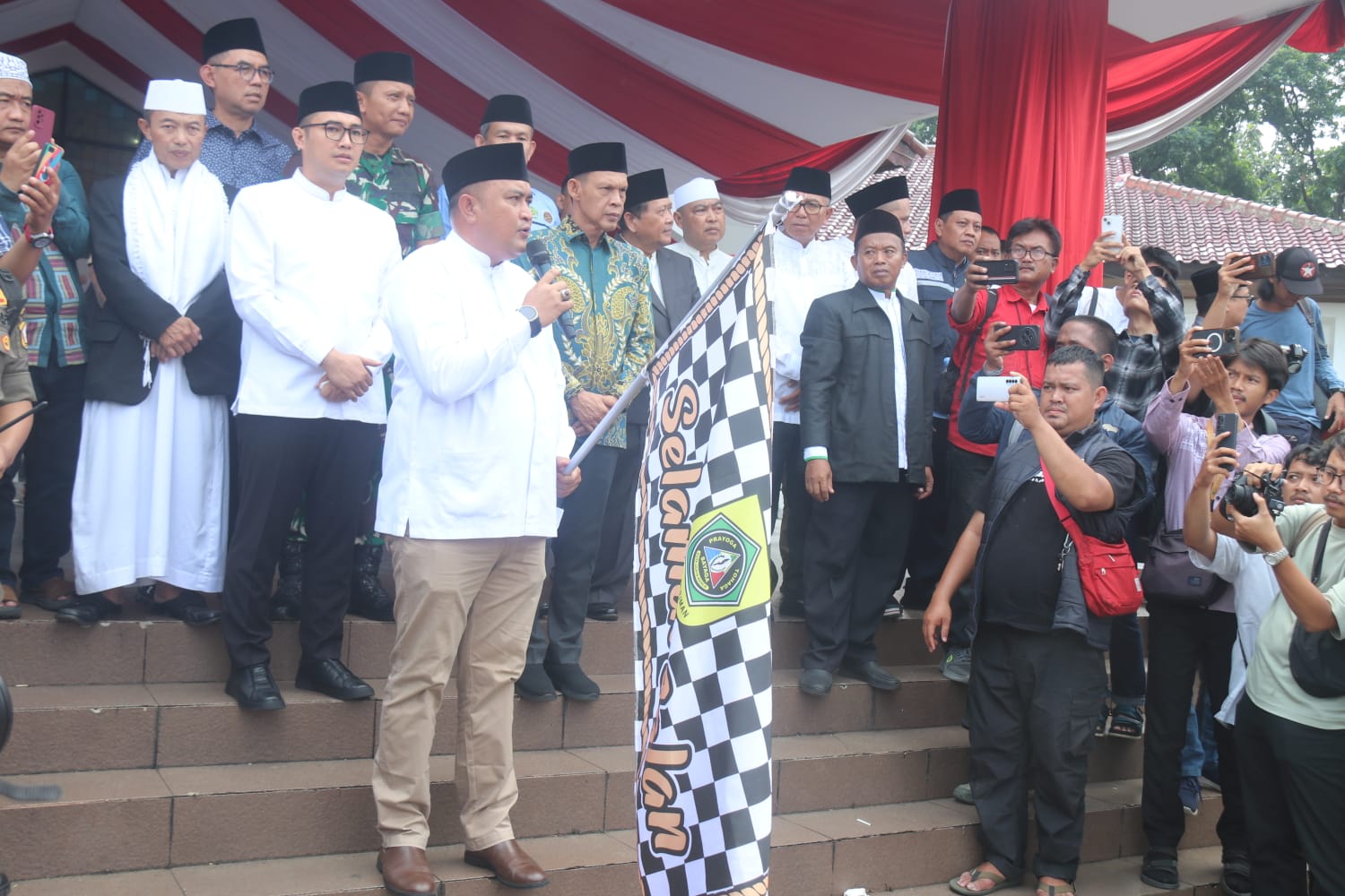 Rudy Susmanto Lepas Kloter Pertama Jamaah Haji Kabupaten Bogor Ke Tanah Suci Rudy Susmanto Lepas Kloter Pertama Jamaah Haji Kabupaten Bogor Ke Tanah Suci