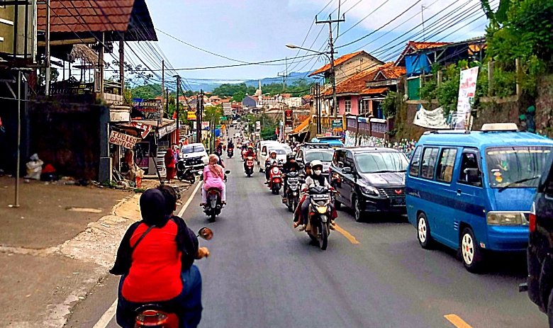 Akhir Libur Panjang, Kemacetan Parah di Pertigaan Cibatok dan Cemplang Capai 2 Kilometer Akhir Libur Panjang, Kemacetan Parah di Pertigaan Cibatok dan Cemplang Capai 2 Kilometer