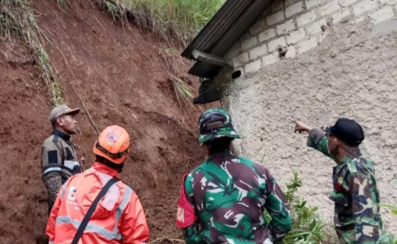 Longsor Terjang 2 Rumah di Bojonggenteng Sukabumi, 1 Orang Tewas 3 Tertimbun