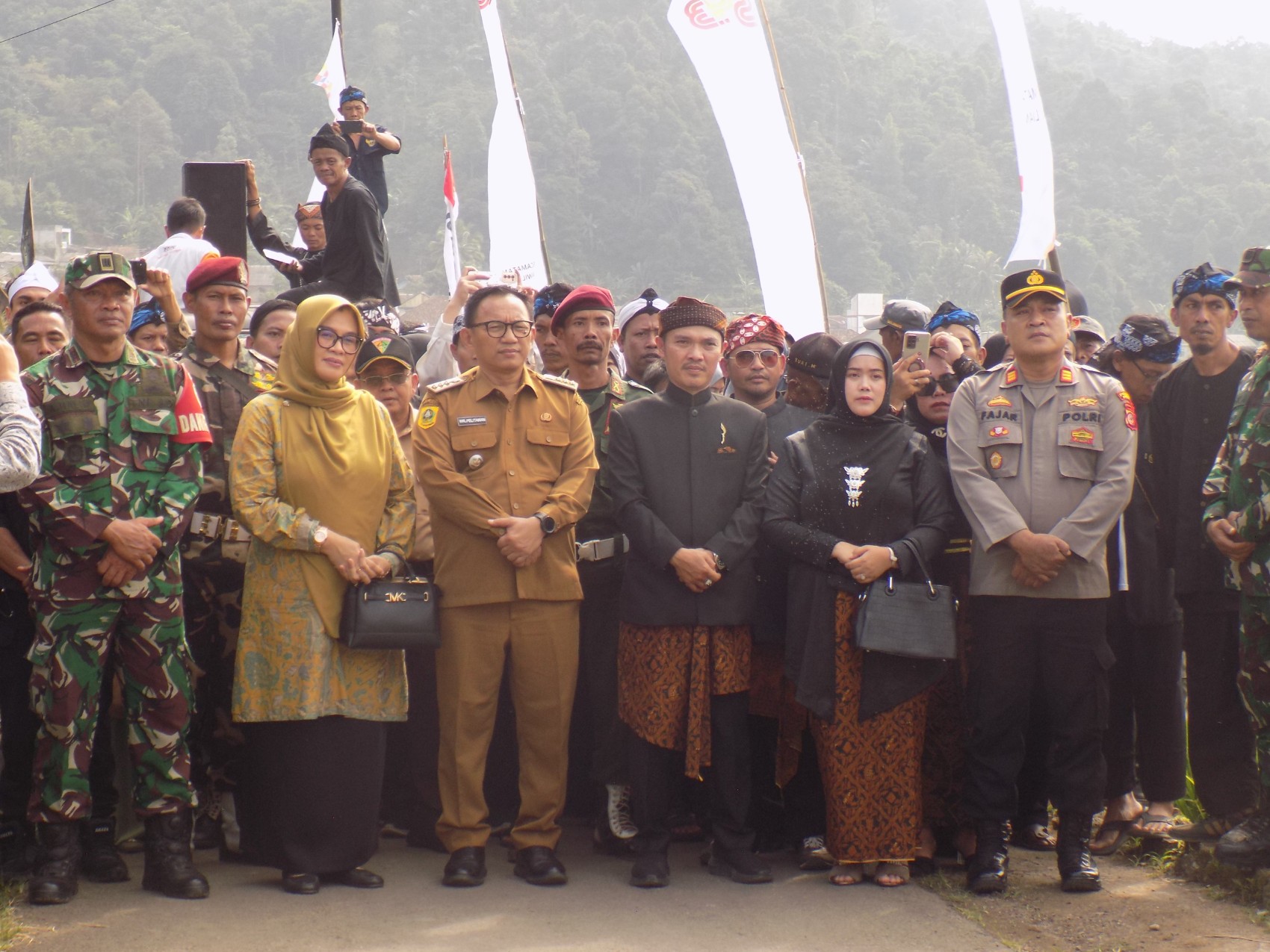 Camat Leuwiliang Jadi Tamu Kehormatan di Seren Taun 2025: Disambut Meriah dengan Arak-arakan Dongdang Camat Leuwiliang Jadi Tamu Kehormatan di Seren Taun 2025: Disambut Meriah dengan Arak-arakan Dongdang