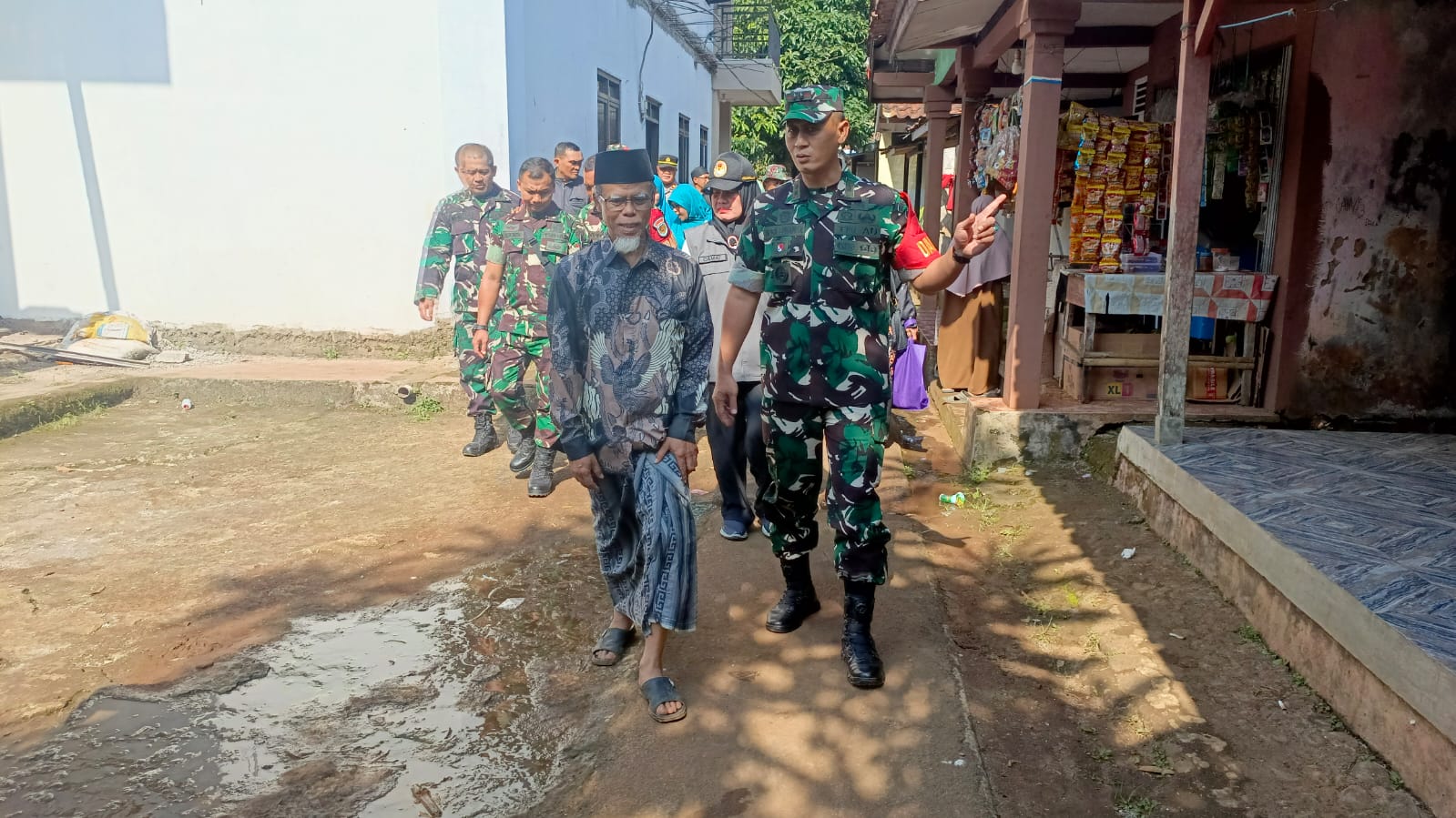 DANDIM 0607/KOTA SUKABUMI KUNJUNGI LOKASI LONGSOR DI BOJONG GENTENG DANDIM 0607/KOTA SUKABUMI KUNJUNGI LOKASI LONGSOR DI BOJONG GENTENG