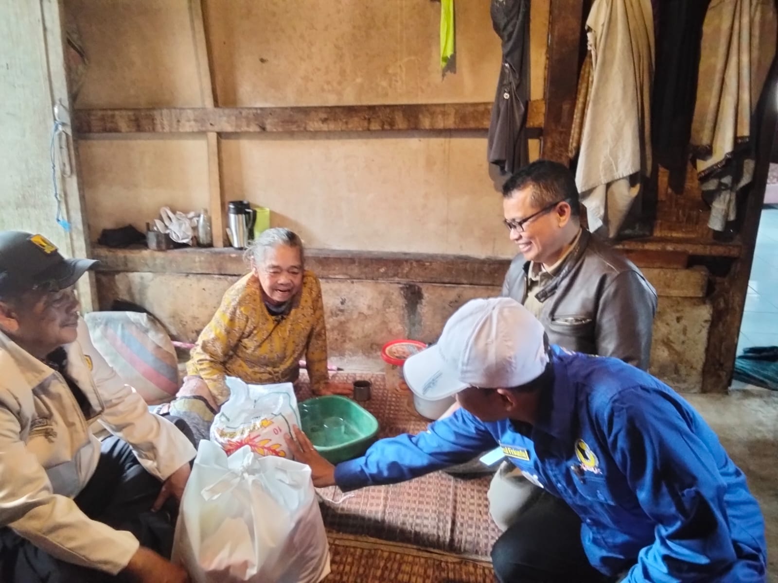 Peringati Hari Lansia, Dinsos Kabupaten Sukabumi dan TKSK Kecamatan Kadudampit Salurkan Paket Sembako Peringati Hari Lansia, Dinsos Kabupaten Sukabumi dan TKSK Kecamatan Kadudampit Salurkan Paket Sembako