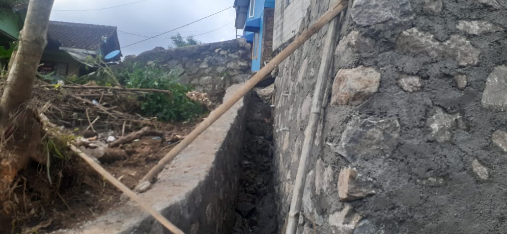 Antisipasi Longsong Pemdes Sukamanis Bangun TPT, Bentuk Realisasi DD Tahun 2025 Antisipasi Longsong Pemdes Sukamanis Bangun TPT, Bentuk Realisasi DD Tahun 2025