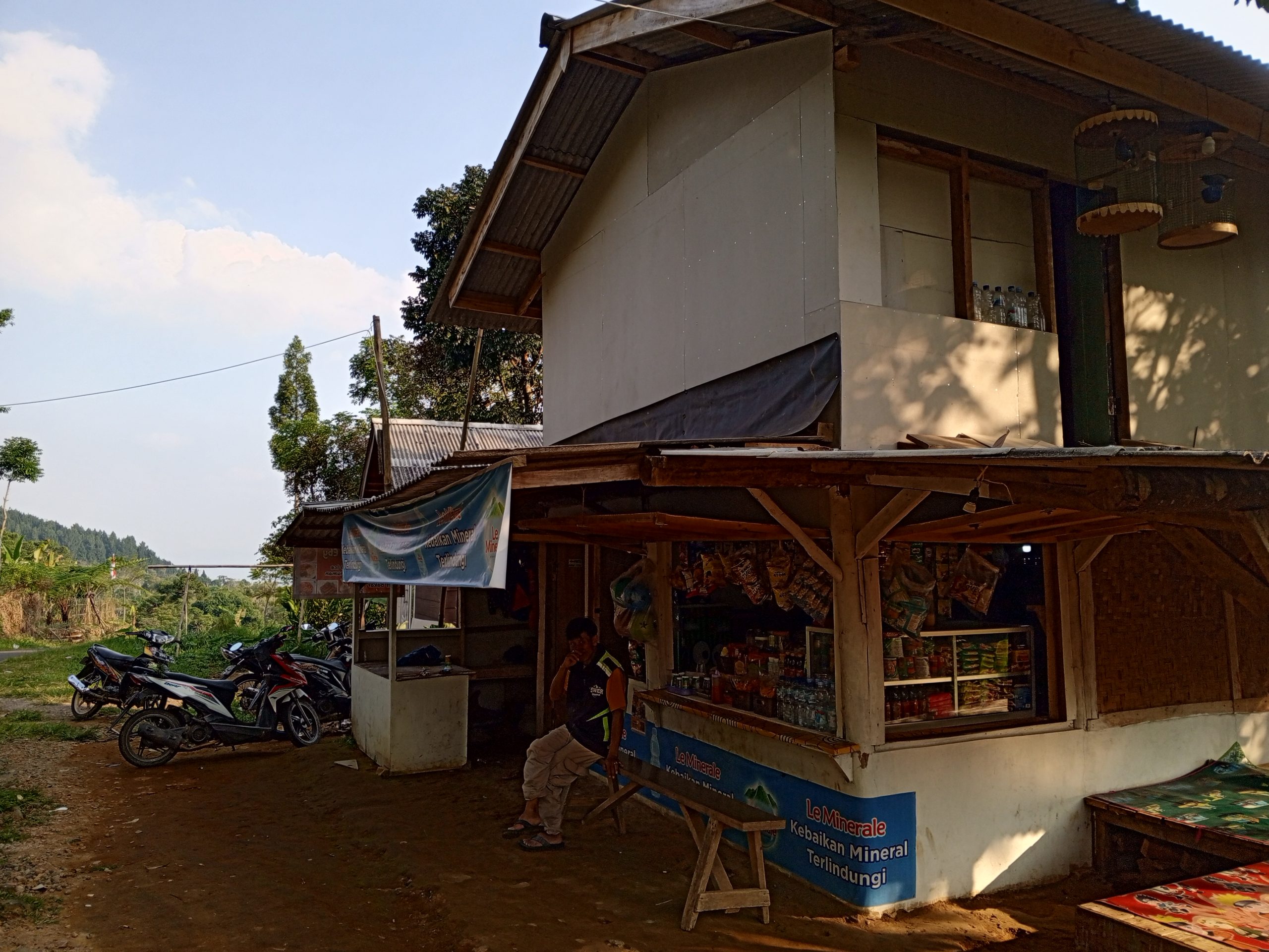 Usaha Warung Di Wisata Cinumpang Curug Sawer Sepi, Pedagang; Inimah Ekonomi Lesu
