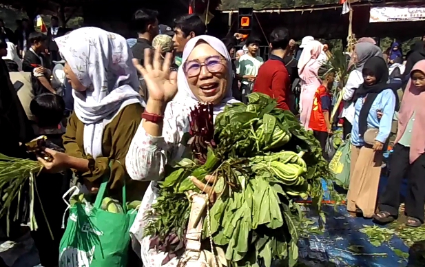 Warga Luar Bogor Ikut Meriahkan Acara Seren Taun di Kampung Budaya Cisalada