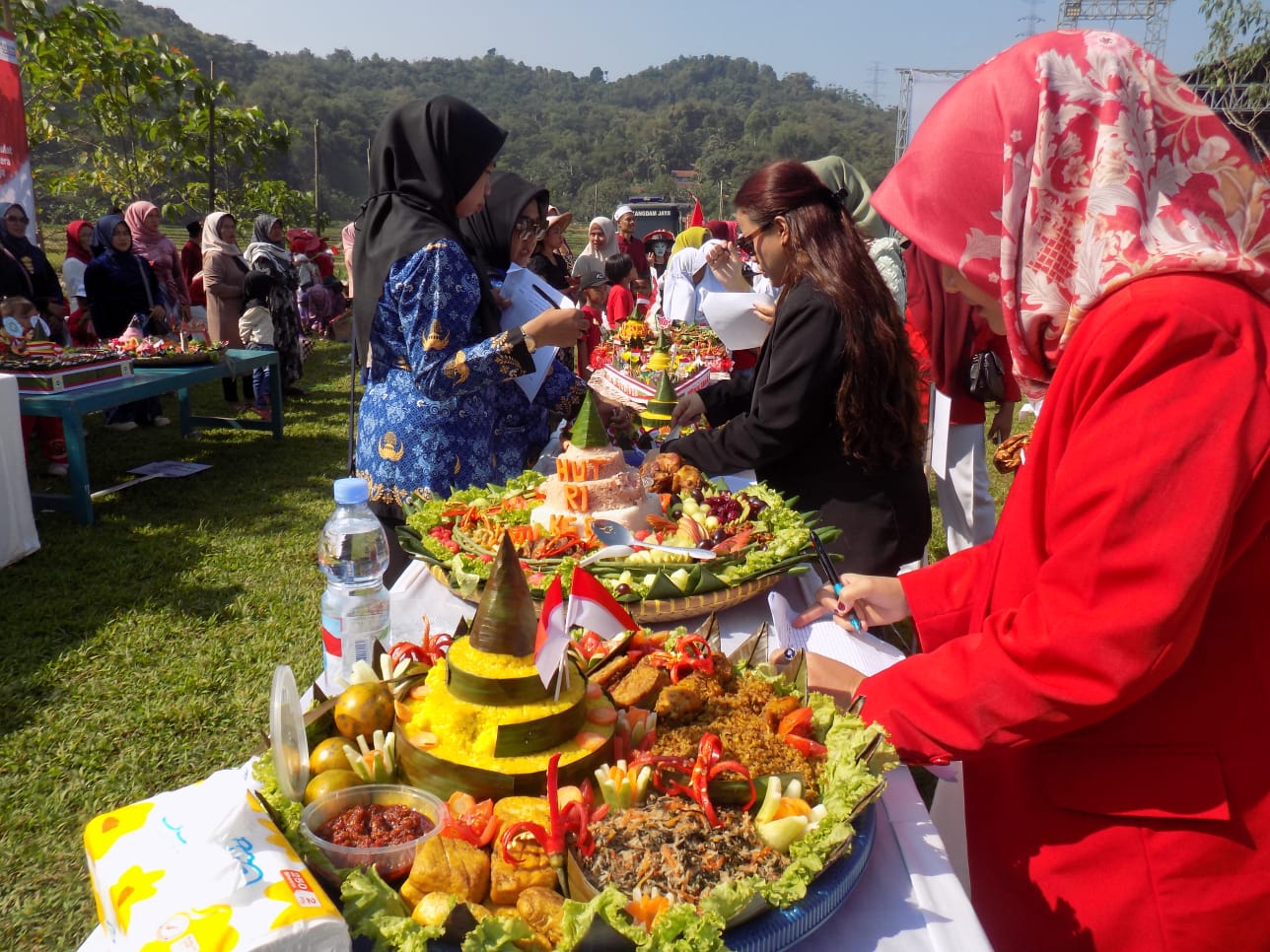 Lomba Kreasi Tumpeng Jadi Primadona di Perayaan HUT RI Desa Purasari Lomba Kreasi Tumpeng Jadi Primadona di Perayaan HUT RI Desa Purasari
