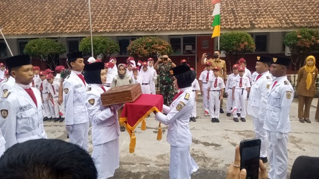 Penyerahan Bendera Pusaka dari Paskibra Leuwisadeng ke Paskibra Leuwiliang Berlangsung Khidmat