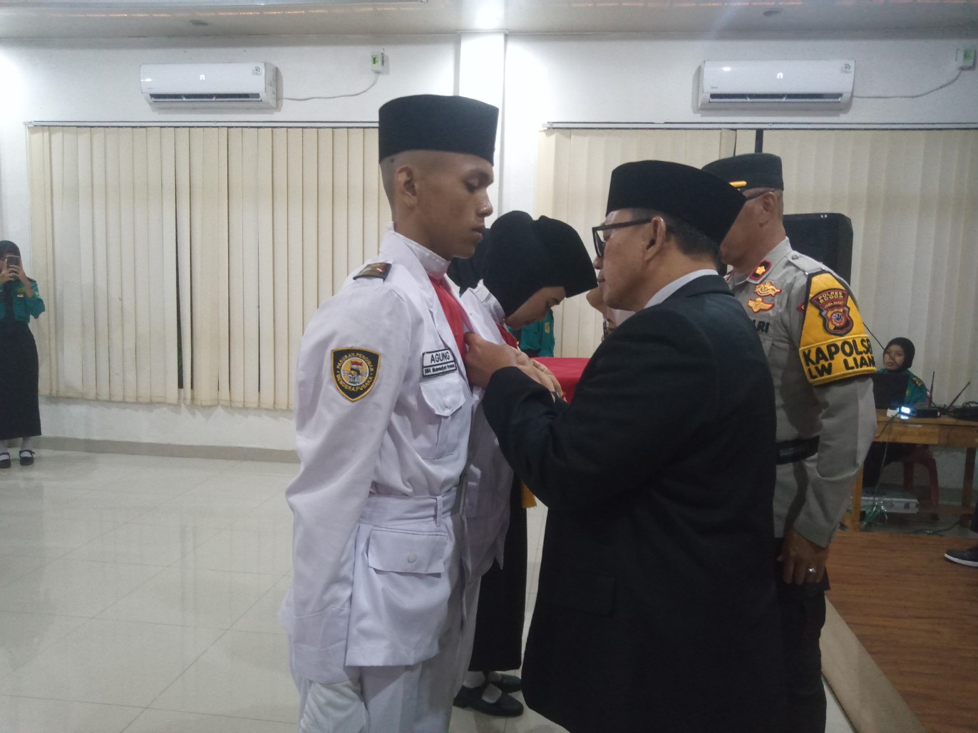 Leuwiliang Kukuhkan Paskibra, Camat WR. Pelitawan: “Ini Kehormatan dan Amanah” Leuwiliang Kukuhkan Paskibra, Camat WR. Pelitawan: “Ini Kehormatan dan Amanah”