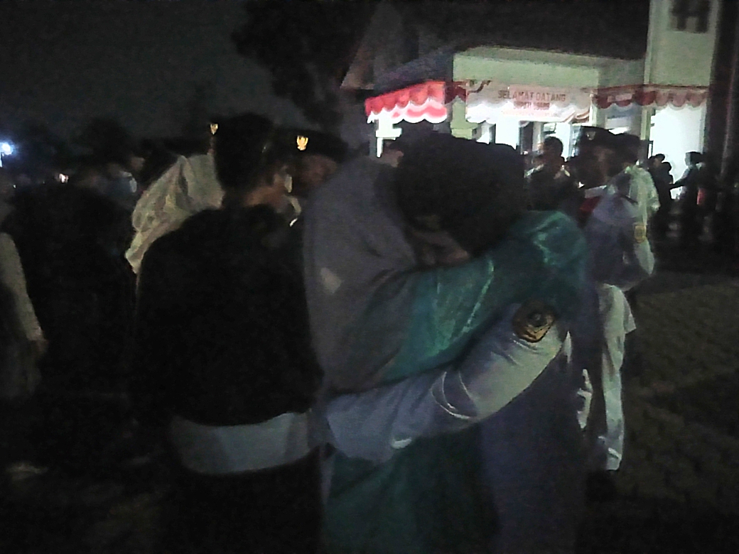 Suasana Haru, Orang Tua Temui Pasukan Pengibar Bendera di Alun-Alun Suasana Haru, Orang Tua Temui Pasukan Pengibar Bendera di Alun-Alun